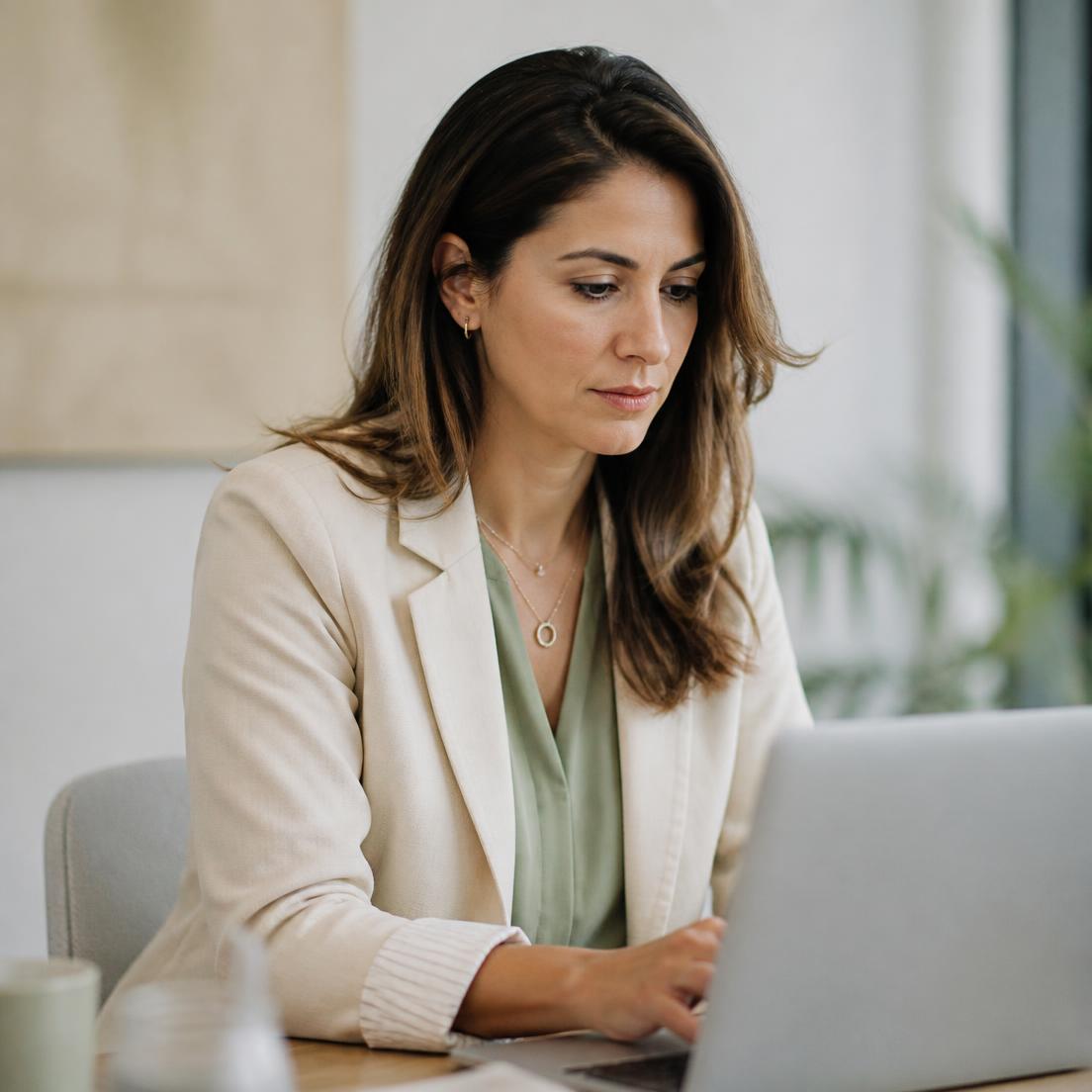 Professionista concentrata al lavoro sull'analisi della presenza del brand nei sistemi AI